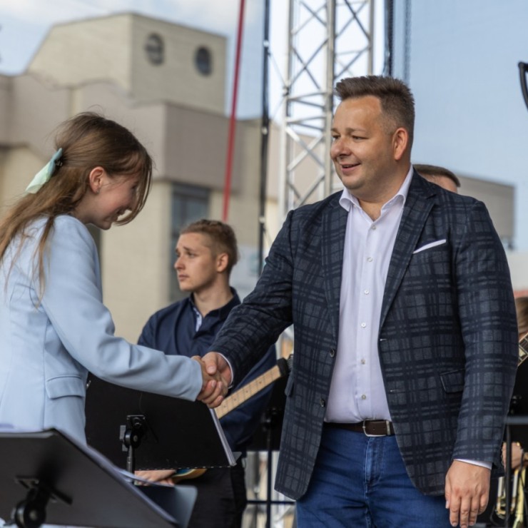 Zastępca prezydenta miasta Przemysław Kamiński z jedną z uczennic nagrodzonych w konkursie, fot. Paweł Sowa / Wydział Prasowy